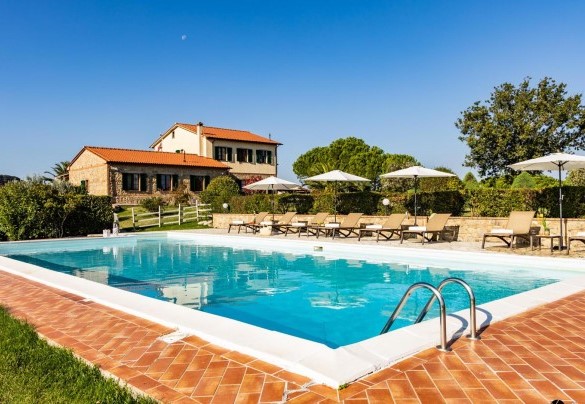 La piscina e sullo sfondo il casale - Il Poggiarellino 