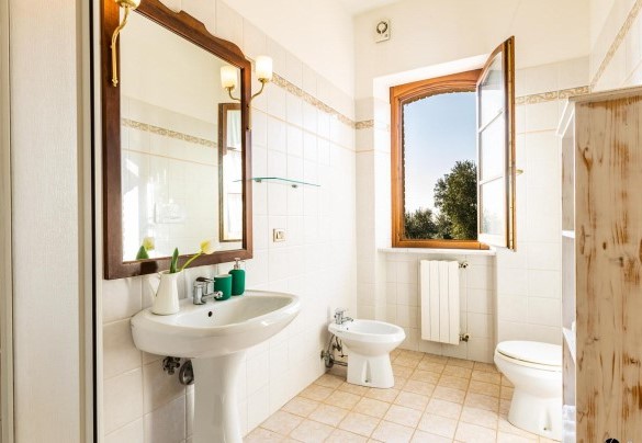 Bagno con doccia n.3 al piano terra, app. n.2 - Il Poggiarellino  