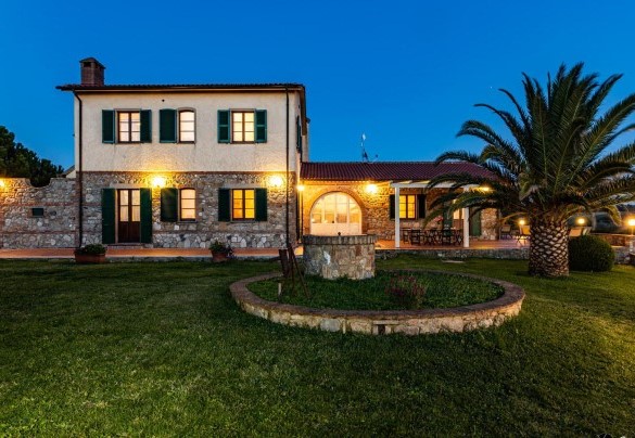 L'ampio giardino che circonda il casale - Il Poggiarellino   