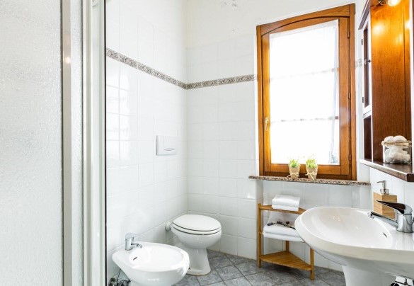 Bagno con doccia n.1 al piano terra, app. n.1 - Il Poggiarellino  