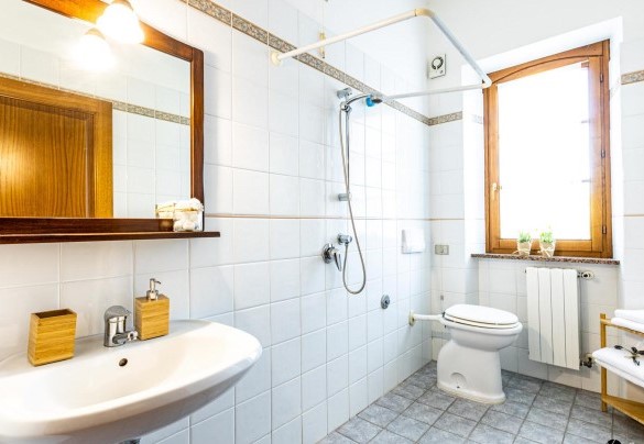 Bagno con doccia n.4 al piano terra, app. n.3 - Il Poggiarellino  