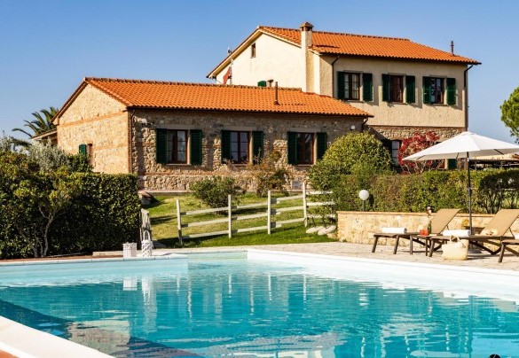 La piscina dista pochi metri dal casale - Il Poggiarellino  