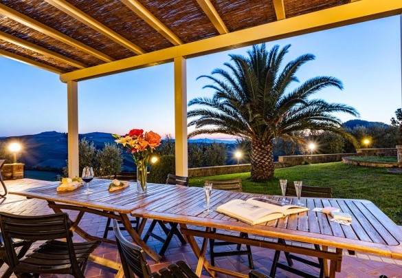 La pergola attrezzata per un aperitivo all'imbrunire - Il Poggiarellino 