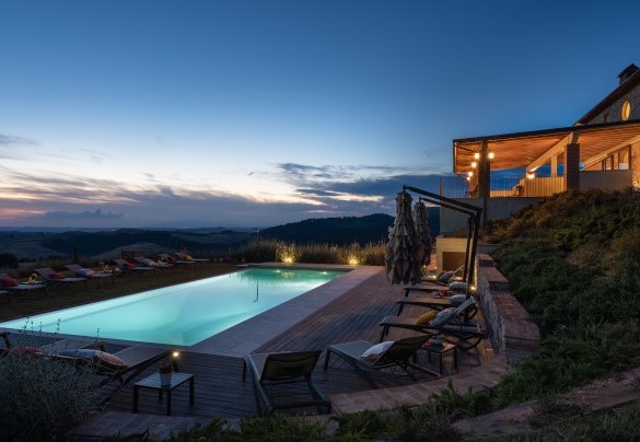 La piscina illuminata di notte - Il Poggiarellone