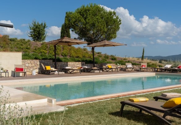 Dettaglio della zona solarium attrezzato per garantire pieno relax e privacy - Il Poggiarellone  