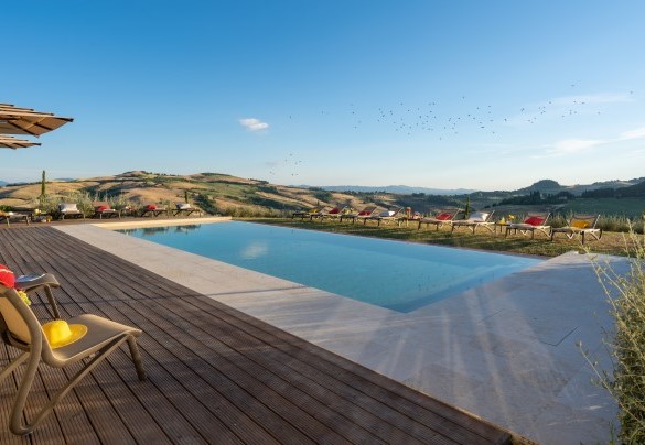 La suggestiva piscina può essere riscaldata a richiesta dal 15 ottobre al 30 aprile - Il Poggiarellone  