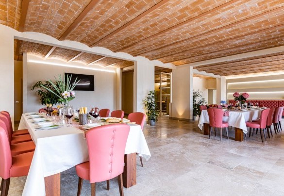 Zona pranzo con tavoli preparati - Il Poggiarellone