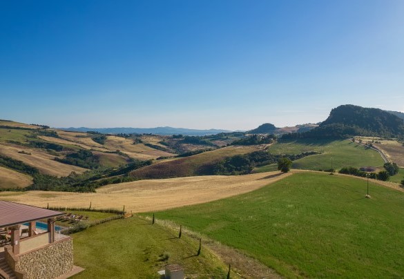La proprietà si adagia sulle dolci colline a pochi km da Volterra - Il Poggiarellone 