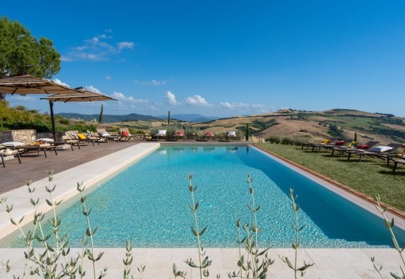La piscina misura 6x15 m con profondità variabile 1.40 a 2.20 m - Il Poggiarellone 