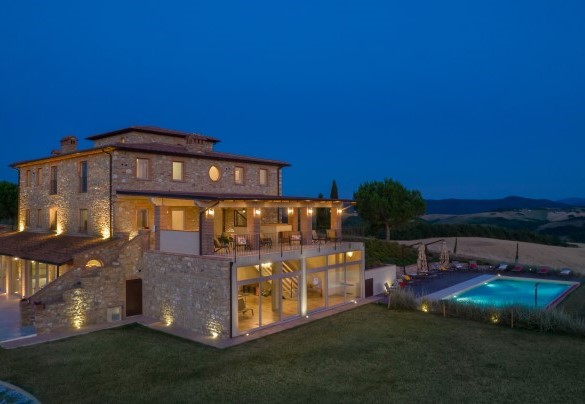 Il casale e la piscina illuminati di notte - Il Poggiarellone