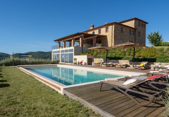 La piscina dista solo10 metri dalla villa ed è raggiungibile dalla zona living o dal prato - Il Poggiarellone 