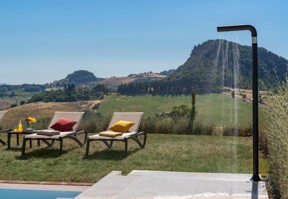 La piscina e la zona prendisole attrezzata con lettini e doccia - Il Poggiarellone  