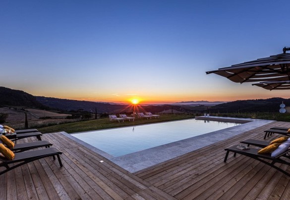 Il suggestivo tramonto visto dalla piscina - Il Poggiarellone