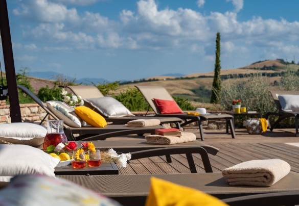 La piscina e la zona prendisole attrezzata con lettini e grandi ombrelloni - Il Poggiarellone  