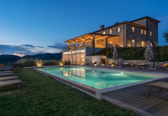 La piscina e il casale al tramonto - Il Poggiarellone
