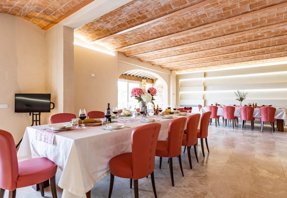 Il salotto open con tavoli imbanditi per pranzi importanti - Il Poggiarellone 