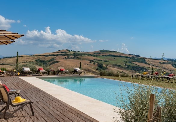 L’accattivante zona solarium contorna la piscina - Il Poggiarellone 