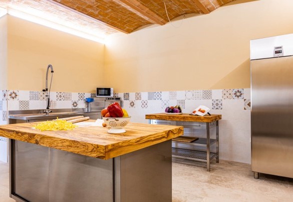 Cucina professionale con isola centrale - Il Poggiarellone 
