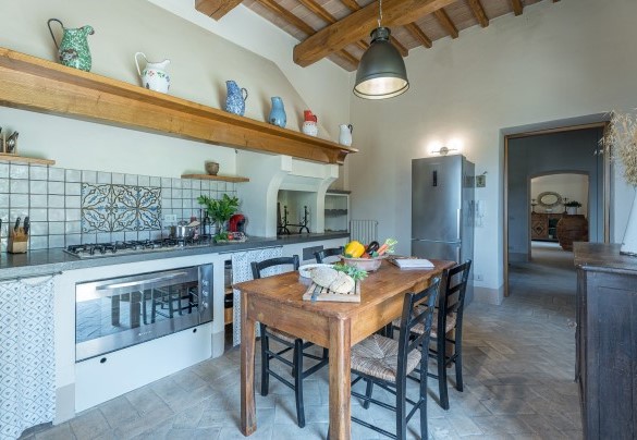 The spacious built-in kitchen, wing n.1 on the ground floor - Il Poggio alle Trese