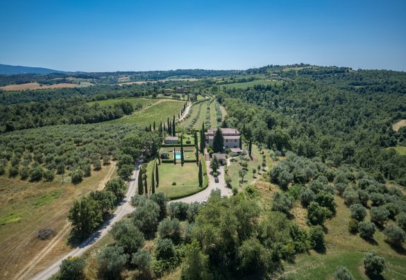 The location enjoys an exceptional view over the immense green plain that stretches to the horizon - Il Poggio alle Trese
