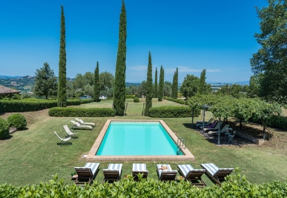 The pool surrounded by  imposing cypresses and neat hedges - Il Poggio alle Trese