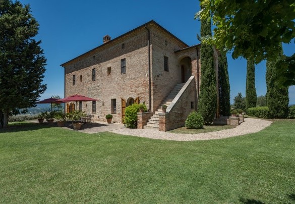 The property is located on the hills between the medieval borghi of Città della Pieve and Chiusi - Il Poggio alle Trese