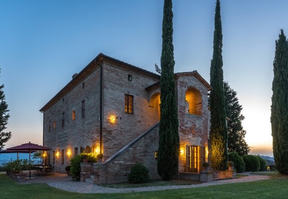 The beautiful property illuminated at night - Il Poggio alle Trese