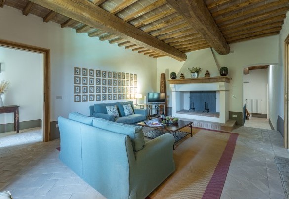 Living room, with ornamental fireplace, on the first floor - Il Poggio alle Trese