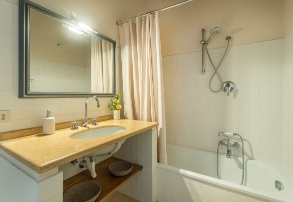 En suite bathroom with tub n. 3 on the first floor - Il Poggio alle Trese
