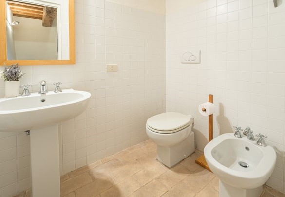 Service bathroom, wing n.2 on the ground floor - Il Poggio alle Trese