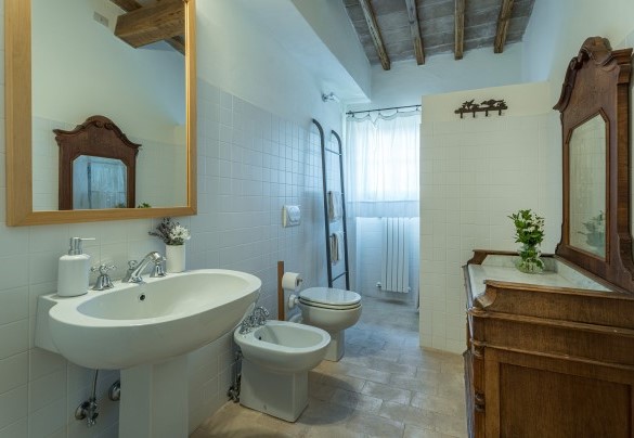 Bathroom with shower n. 6, shared with bedroom n.6 and bedroom n. 7, on the first floor - Il Poggio alle Trese   