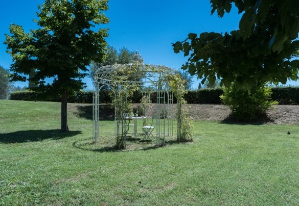 Romantic gazebo covered with climbing jasmine - Il Poggio alle Trese