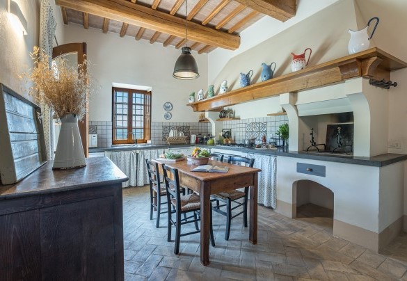 The built-in kitchen with fireplace (ornamental), wing n.1 on the ground floor - Il Poggio alle Trese