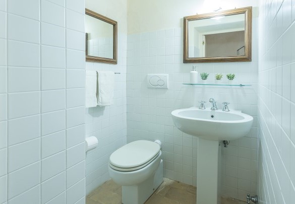 Service bathroom, wing n.1 on the ground floor - Il Poggio alle Trese