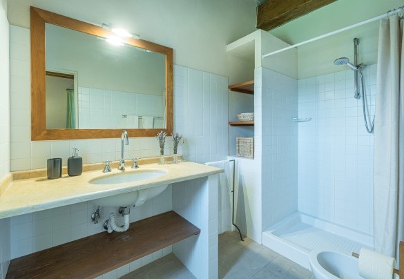 En suite bathroom with shower n. 2 on the first floor - Il Poggio alle Trese