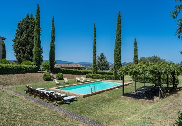 The captivating solarium surrounds the pool - Il Poggio alle Trese  