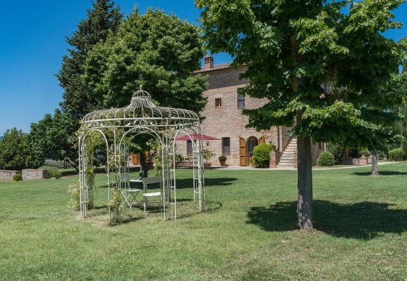 Romantic gazebo covered with climbing jasmine - Il Poggio alle Trese