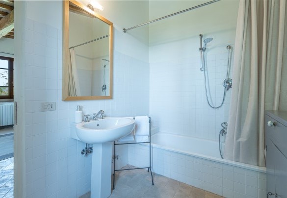 En suite bathroom with tub n. 5 on the first floor - Il Poggio alle Trese