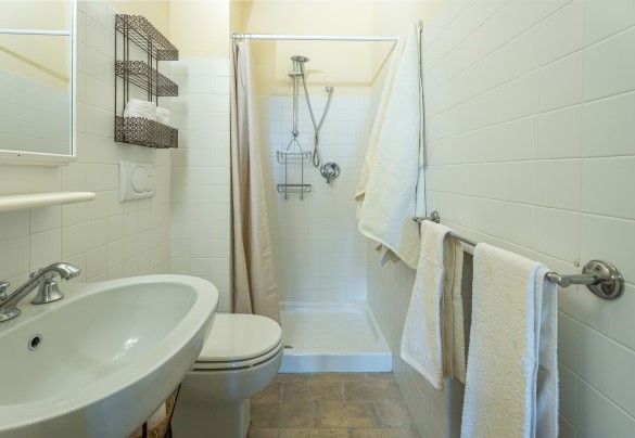 En suite bathroom with shower n.1 on the ground floor - Il Poggio alle Trese