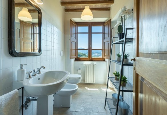 Bathroom with shower n. 4, shared with bedroom n.3 and bedroom n. 4, on the first floor - Il Poggio alle Trese  