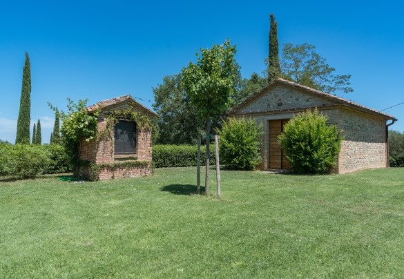 The well-kept garden, extending over 1.5 hectares - Il Poggio alle Trese