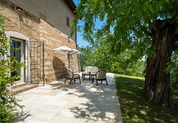 The sitting area located in front of the main entrance - Il Poggione