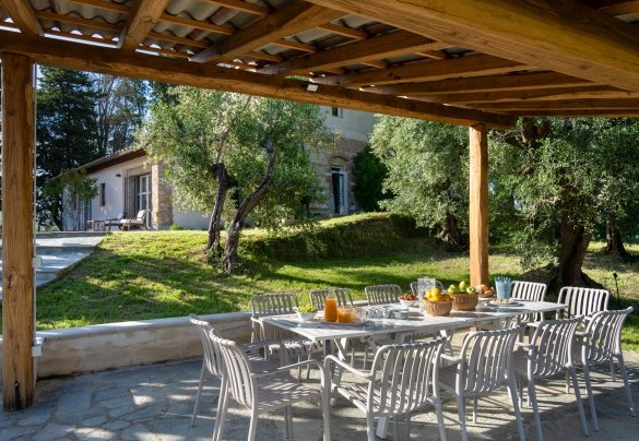 The outdoor dining area under the pergola - Il Poggione