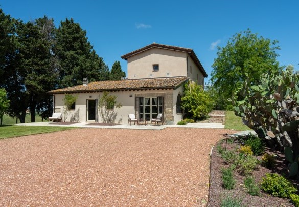 The driveway leading from the parking area to the villa - Il Poggione