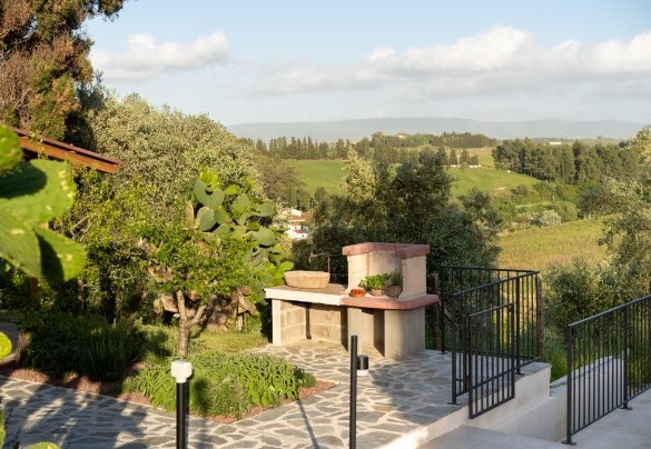 The built-in barbecue and the staircase providing access to the pool - Il Poggione