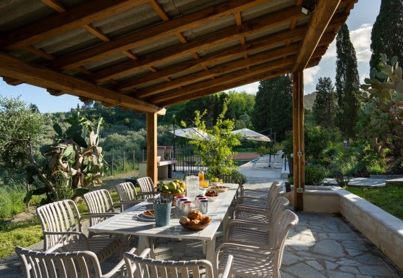 The outdoor dining area adjacent to the barbecue and the pool - Il Poggione