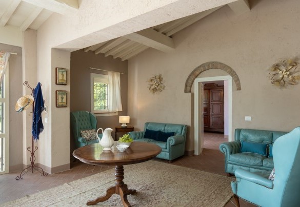 The living room with access to the pool - Il Poggione