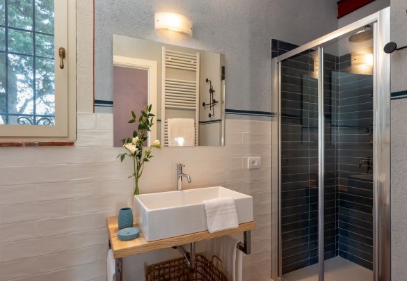 En-suite bathroom with shower no. 1 - Il Poggione