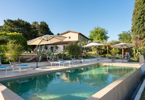 The swimming pool with sunbathing area - Il Poggione