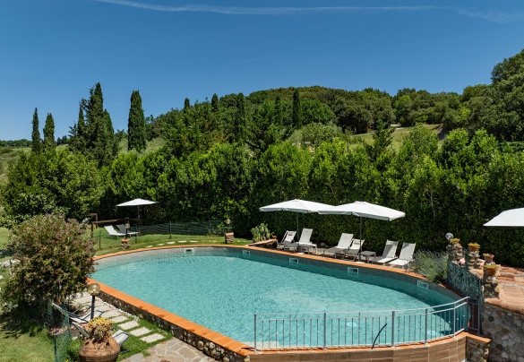 La piscina è di forma ovale e con scala romana per l’accesso – Il Pratone